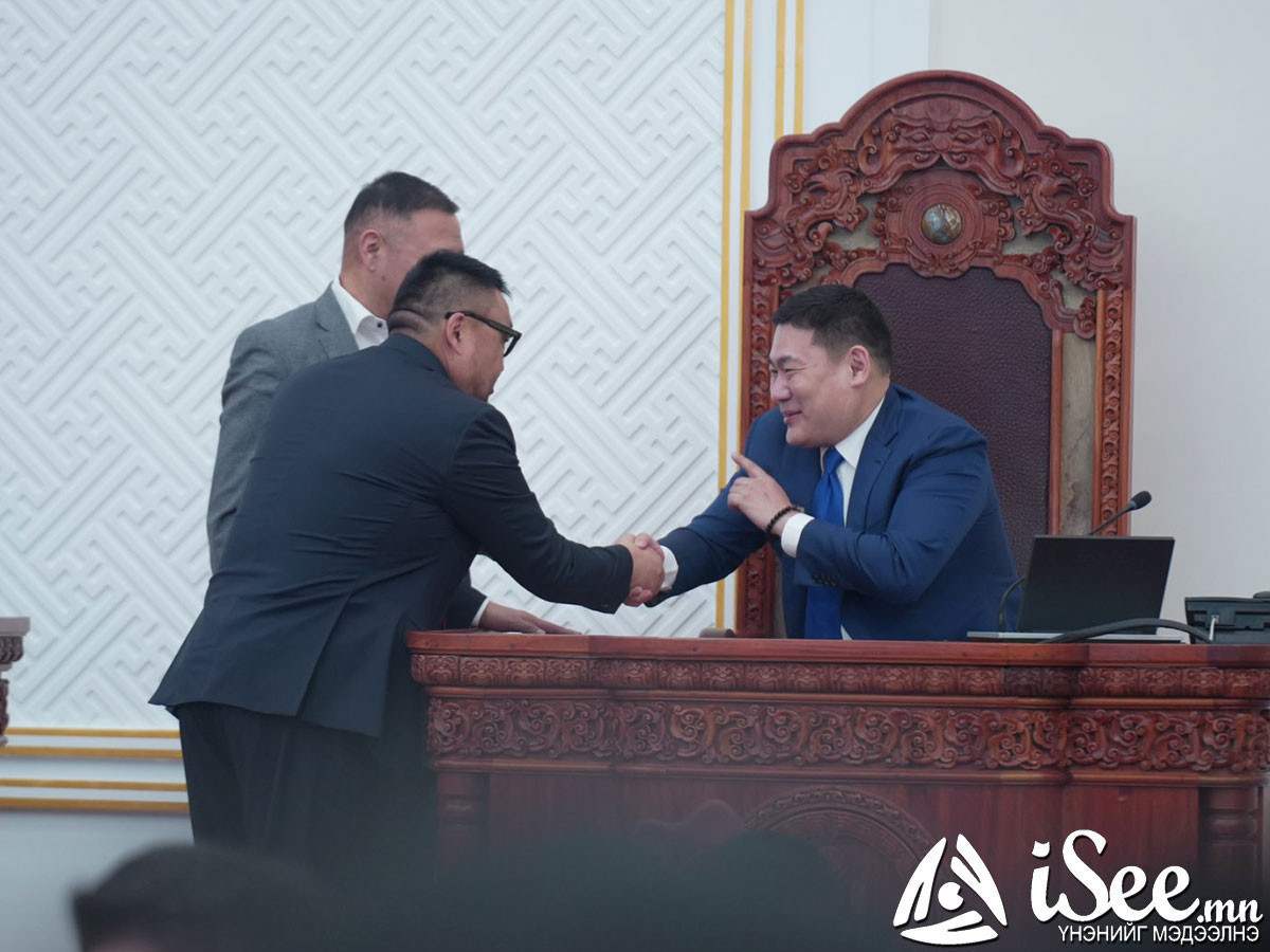 Засгийн газрын хуралдаанаар Ураны хайгуул, олборлолтын үйл ажиллагаанд иргэдийн хяналт, оролцоог хангах Засгийн газрын тогтоолын төслийг хэлэлцэж байна