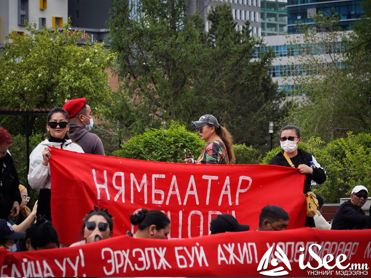 ФОТО: ТҮЦ эрхлэгчид Хотын дарга Х.Нямбаатарыг огцруулахыг шаардан МАН-ын байрны гадна жагсаж байна