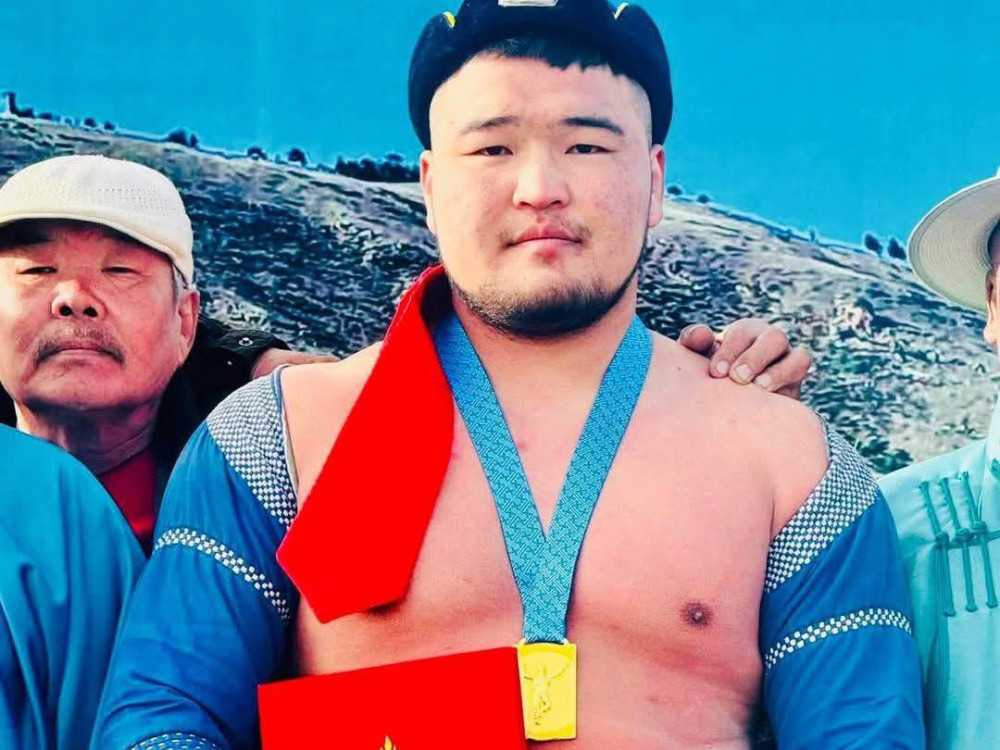 "Төмөр замчдын баяр"-ын хоёрын даваанд Аймгийн заан Э.Алтанбаяр, Улсын арслан Р.Пүрэвдавгыг өвдөг шороодууллаа