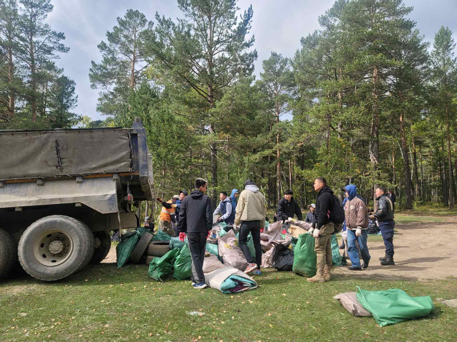 Улаанбаатар хотын ногоон бүсийн 2169 га талбайгаас нийт 31 тонн хог хаягдлыг цэвэрлэжээ