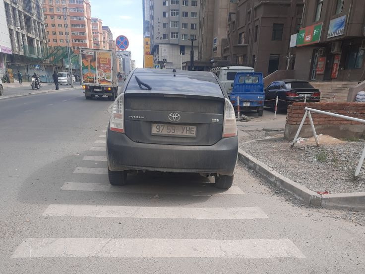 Явган хүний гарц голлож автомашинаа байрлуулсан жолоочид хариуцлага тооцжээ