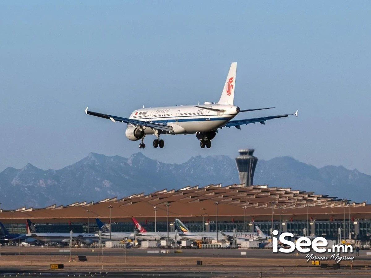 ШУУРХАЙ: "Бээжин-Улаанбаатар чиглэлийн онгоц "Чингис хаан" нисэх буудалд буух үедээ шувуутай мөргөлдсөн" гэж мэдэгдлээ