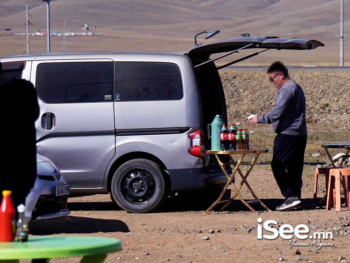 СУРВАЛЖИЛГА: Нисэх буудлын аюулгүйн зурваст ил, задгай худалдаа эрхэлж буй иргэдийн хоолны үлдэгдэлд шувуу цуглаж, онгоцтой мөргөлдөх эрсдэлтэй байна