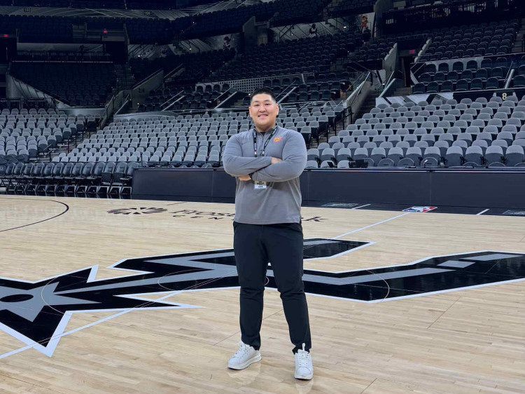 Т.Тамир гэх монгол залуу NBA-ийн “Сан Антони Спөрс” багийн арын албанд ажиллахаар болжээ