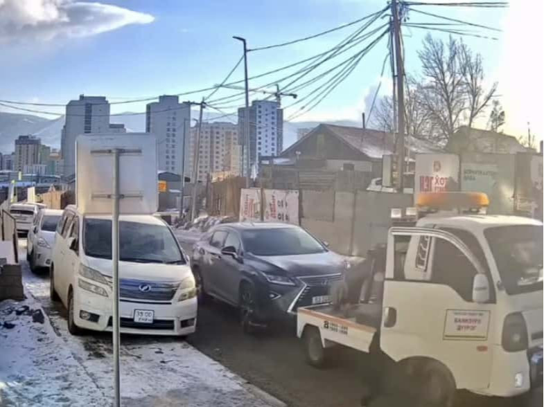 ВИДЕО: Ачилтын компанийн ажилчид тээврийн хэрэгслийг шилжүүлэн ачих үедээ тухайн автомашиныг эвдэж сүйтгэн, хүний өмчид халджээ