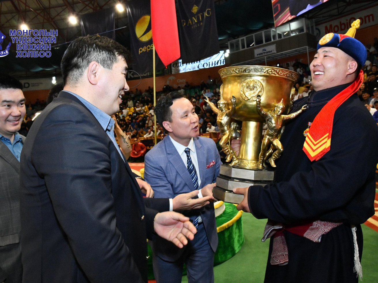 “Алтан цом”-ын өнөөдрийн барилдаанд Улсын аварга О.Хангай болон Улсын арслан Э.Оюунболд, Р.Пүрэвдагва, Ц.Бямба-Отгоноор ахлуулсан дөрвөн баг өрсөлдөнө