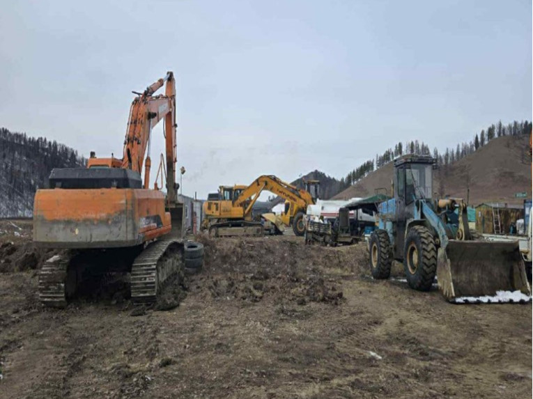 Хууль бусаар тусгай зөвшөөрөлгүй талбайд ашигт малтмал олборлож байсан этгээдүүдийг илрүүлжээ