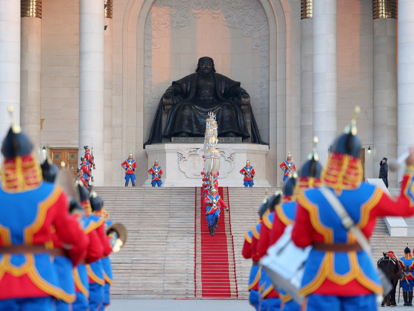 ФОТО: Төрийн их цагаан тугийг цэнгүүллээ