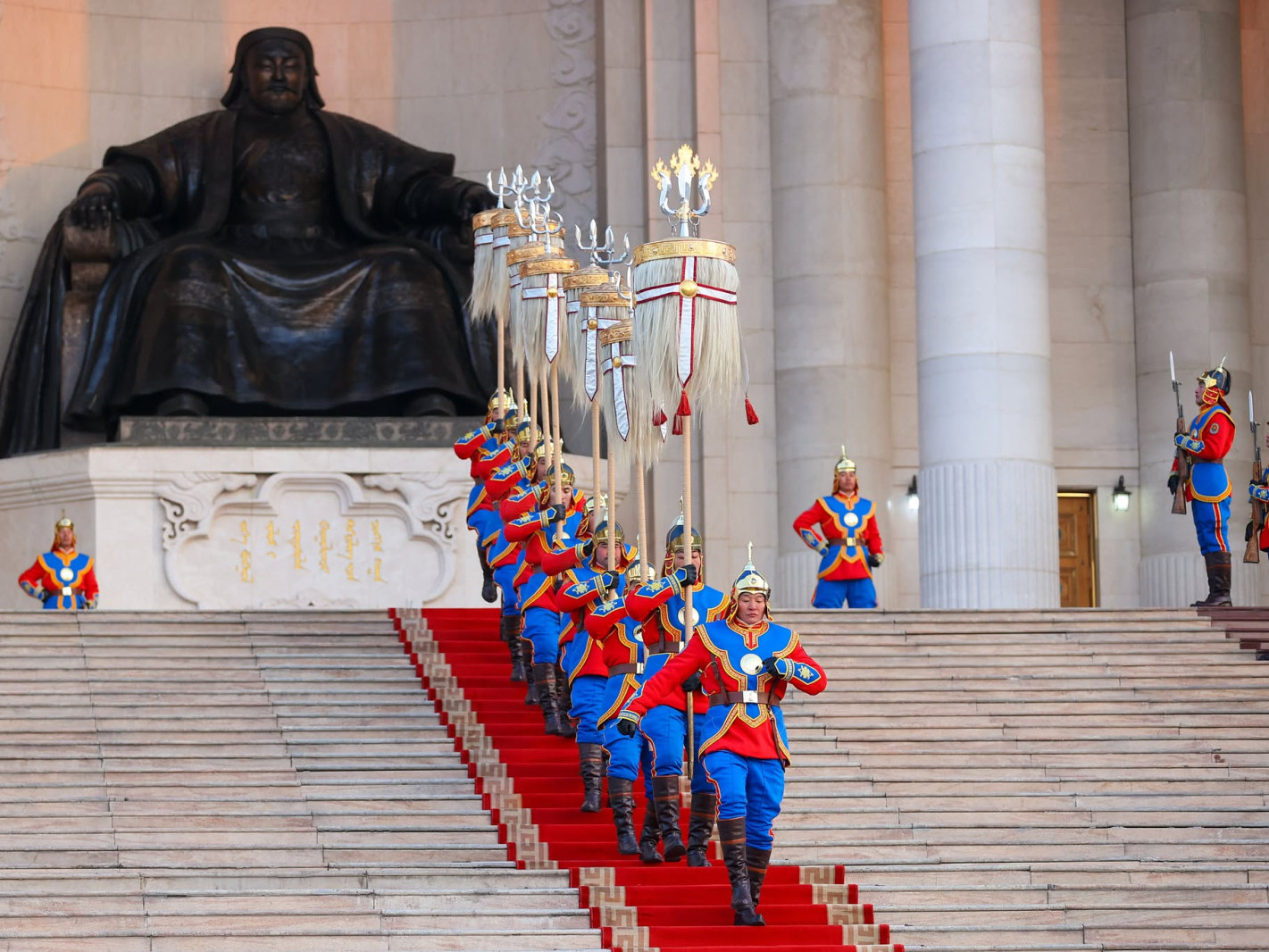 LIVE: "Монгол бахархлын өдөр"-ийг тохиолдуулан Төрийн есөн хөлт Их цагаан тугийг Төрийн ордон гороолуулж цэнгүүллээ