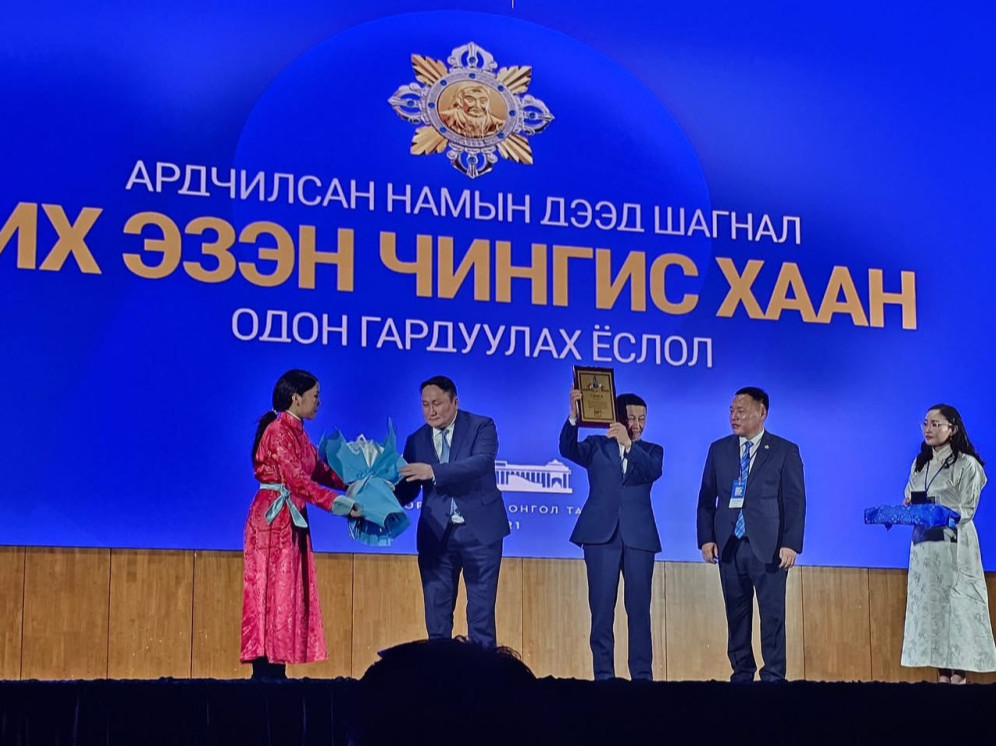Ардчилсан намын дээд шагнал “Их Эзэн Чингис хаан” одонг Норовын Алтанхуягт гардуулжээ