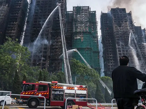 ВИДЕО: Хонконгийн орон сууцны хороололд гарсан галын улмаас 44 хүн нас баржээ