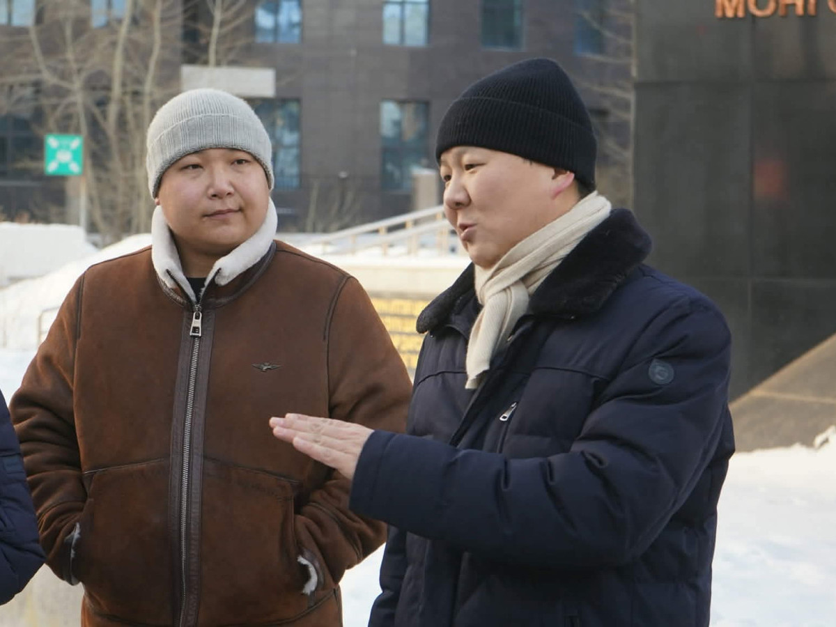 "Явган хүний замыг байгалийн чулуун хавтангаар шинэчилснээр явган хүний гэмтэл, бэртэл 15 хувиар буурсан" гэж НЗД-ын нэгдүгээр орлогч Т.Даваадалай тайлбарлав