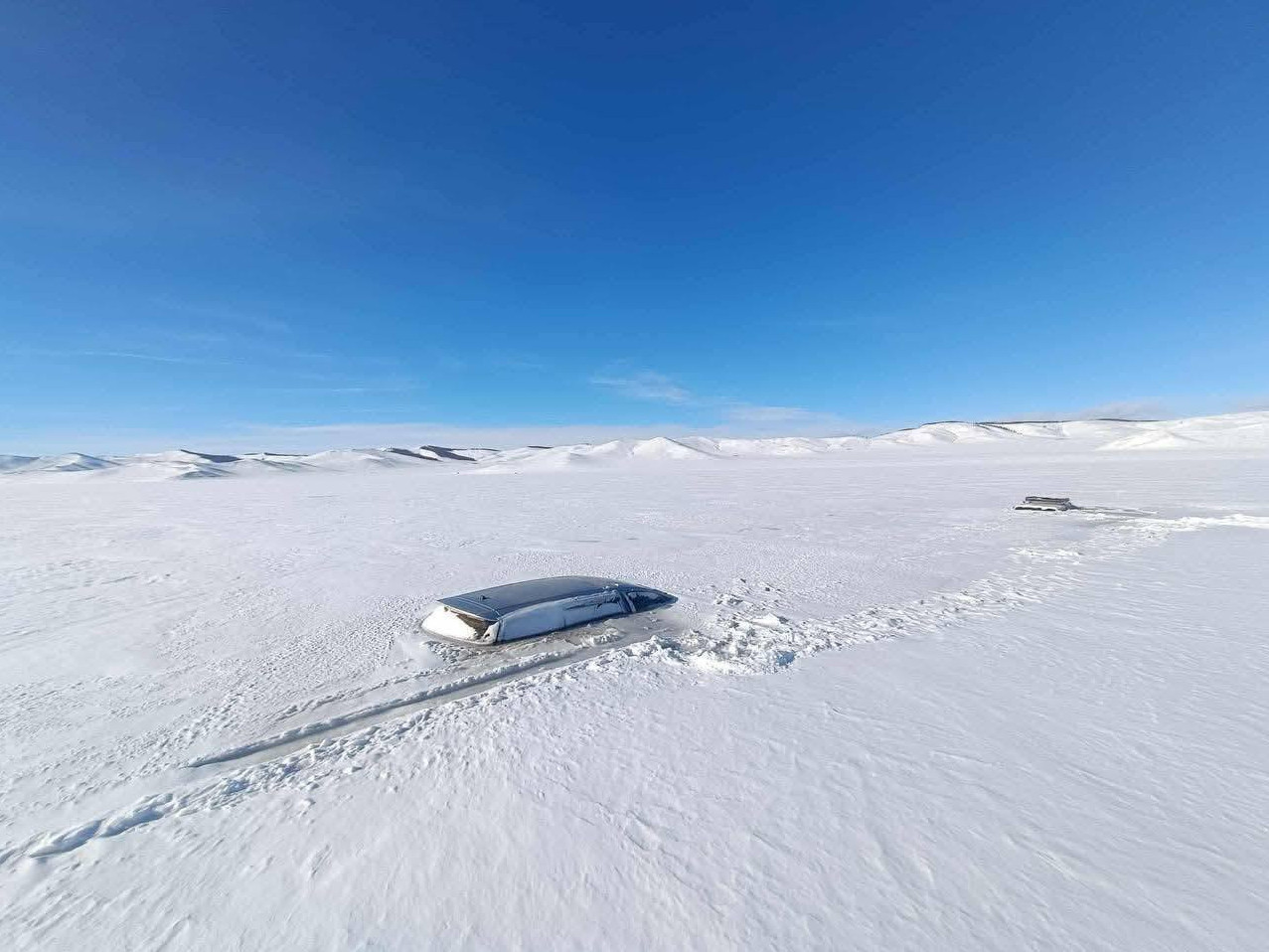 Нууранд живсэн Тоёота ландкруйзер автомашиныг татан гаргажээ
