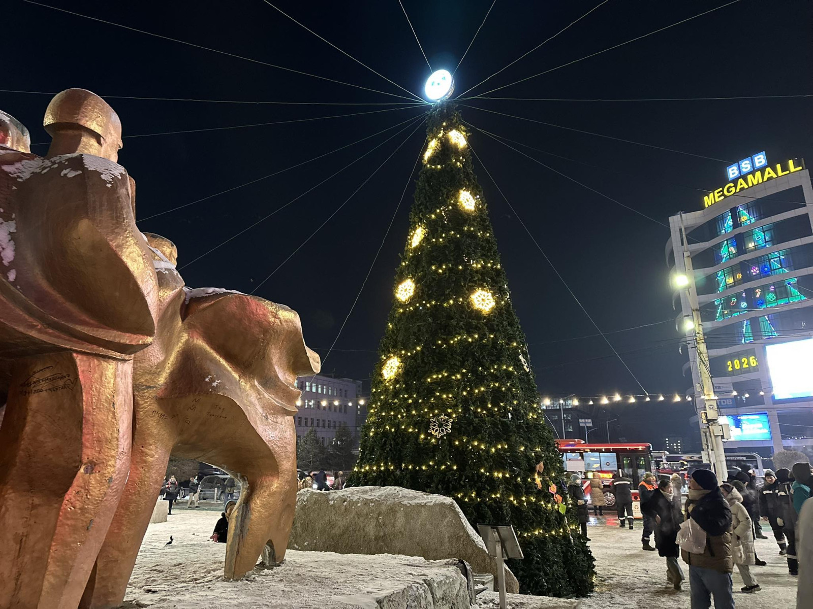 Хан-Уул дүүргийн сүлд модны гэрэл асаах ёслол боллоо