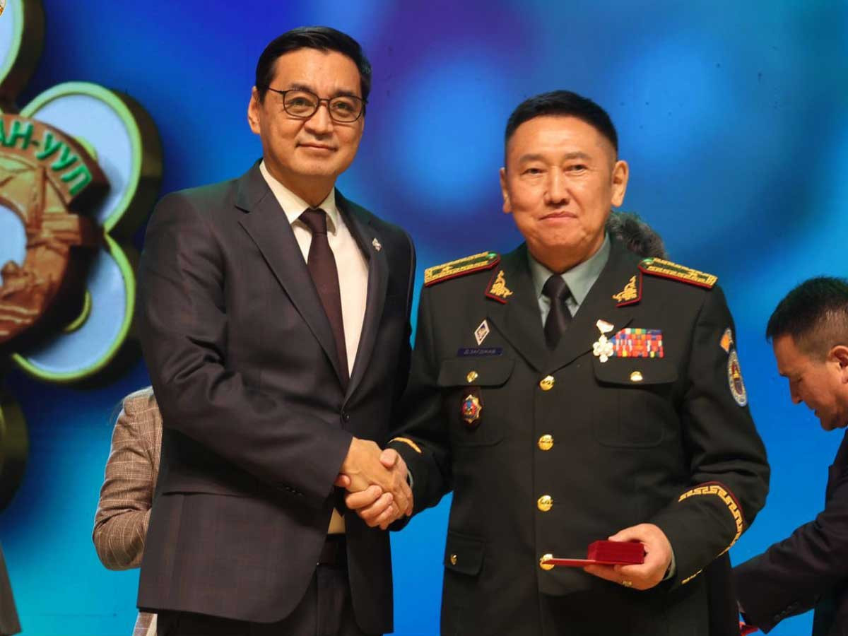 Хан-Уул дүүрэг үүссэн байгуулагдсаны 60 жилийн ойн баярын үеэр төрийн дээд одон медаль гардууллаа