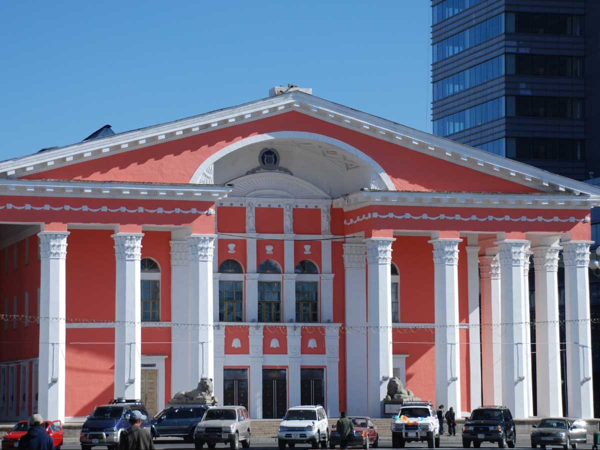 Улсын дуурь, бүжгийн эрдмийн театрын барилгын суурийн чулууг тавьжээ