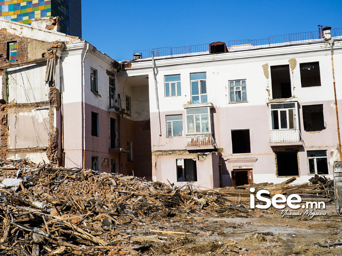 СУРВАЛЖИЛГА: Оршин суугчид нь бүрэн нүүж амжаагүй байхад барилгыг нурааж эхэлжээ