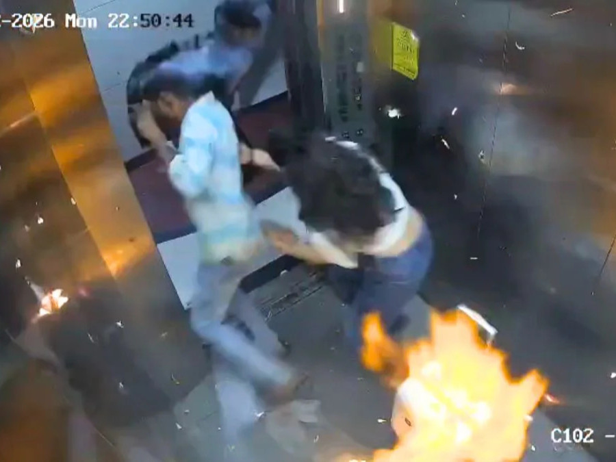 ВИДЕО: Энэтхэгт устөрөгчийн хийгээр дүүргэсэн бөмбөлгүүд цахилгаан шатанд дэлбэрч, хоёр хүн түлэгджээ