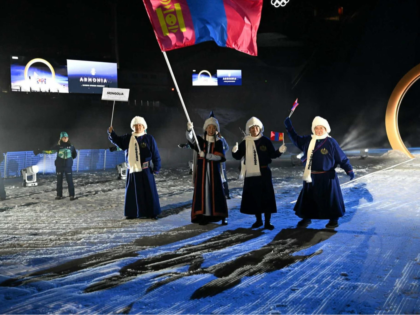 “Монголчууд өвлийн олимпоос медаль хүртэж байгаагүй ч нээлтийн ёслолд түрүүлж чадлаа" гэж гаднын хэвлэлүүд онцолжээ