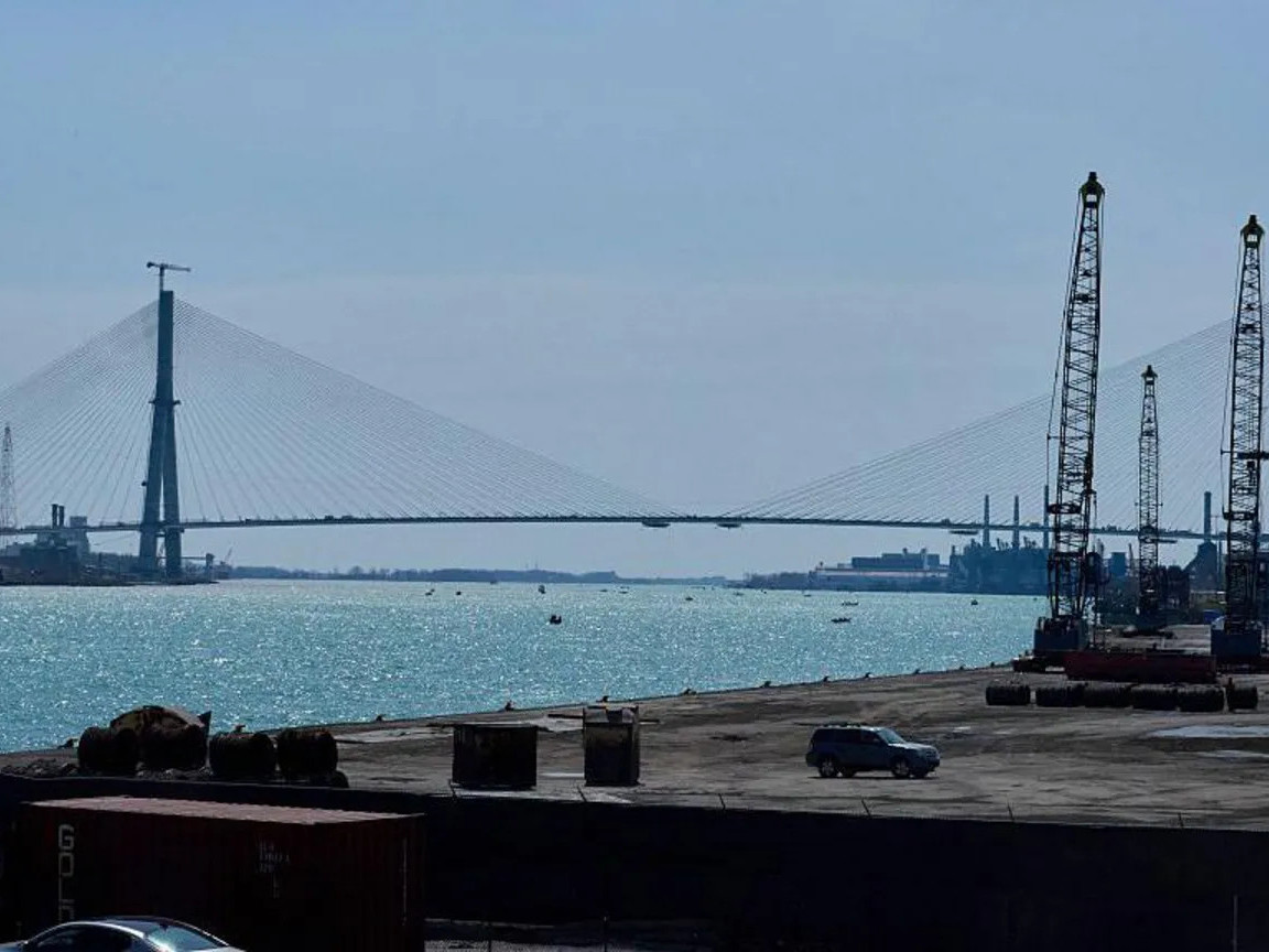 АНУ, Канадыг холбосон гүүрийг нээхийг хориглоно хэмээн Д.Трамп сүрдүүлжээ