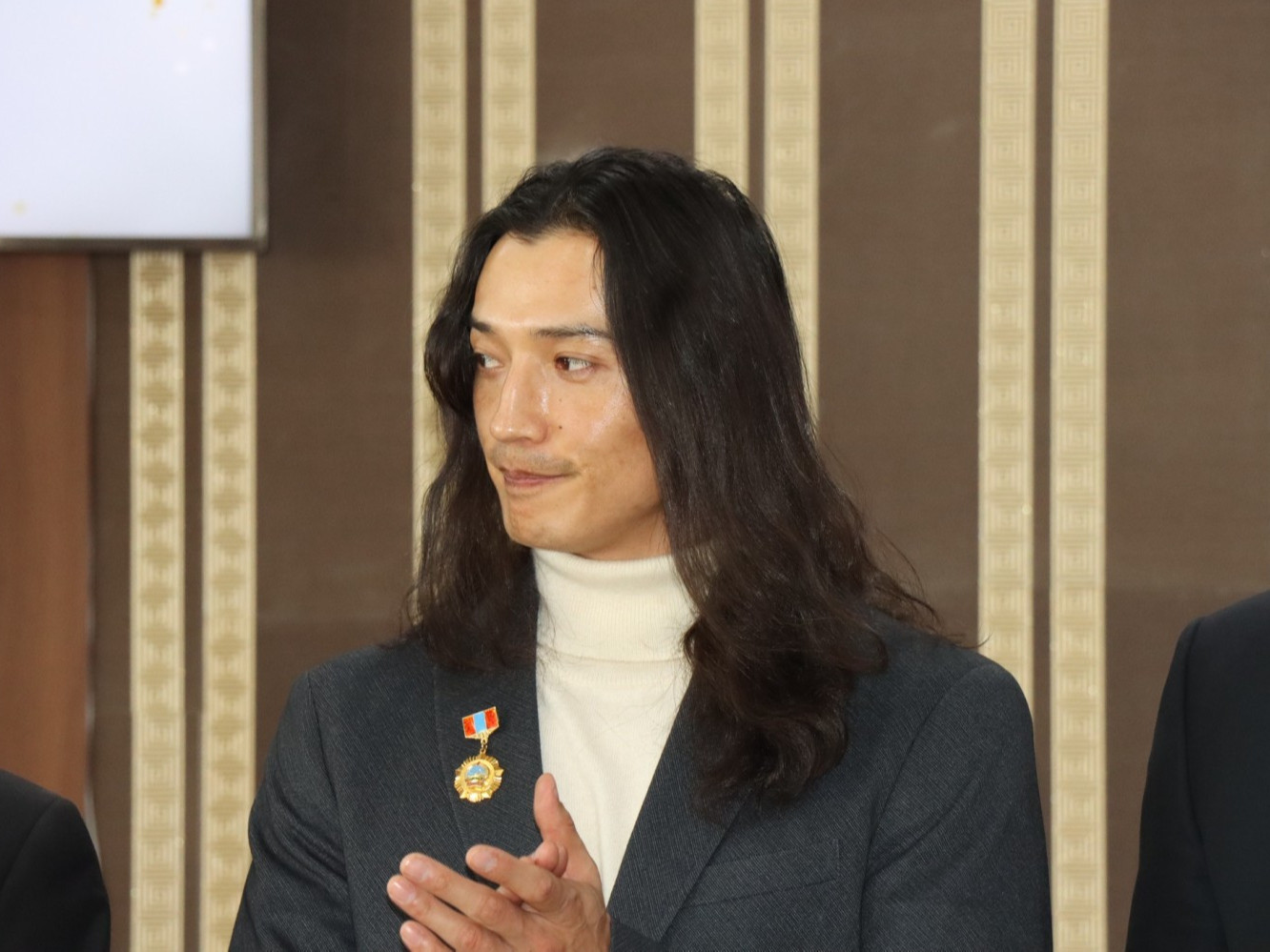 МУГЖ Л.Лхагва-Очирыг Налайх дүүргийн "Хүндэт иргэн"-ээр өргөмжиллөө