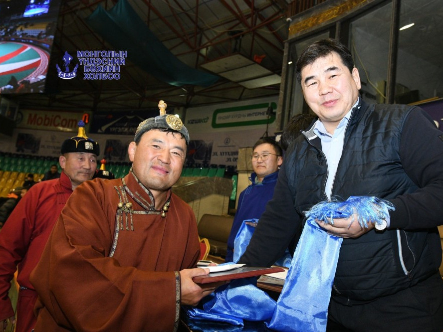 Ахмад бөхчүүдийн барилдаанд Дархан аварга А.Сүхбат түрүүллээ