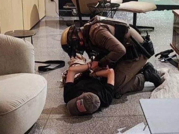 Тайландын сургуульд болсон хадлагын үеэр буудуулсан захирал нас баржээ