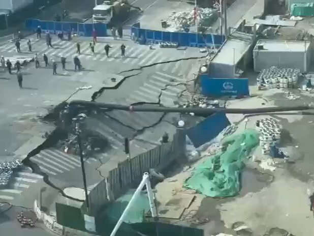 ВИДЕО: Хятадын Шанхай хотод метроны барилгын талбай нурж, 10-20 метрийн өргөнтэй аварга том нүх үүсжээ