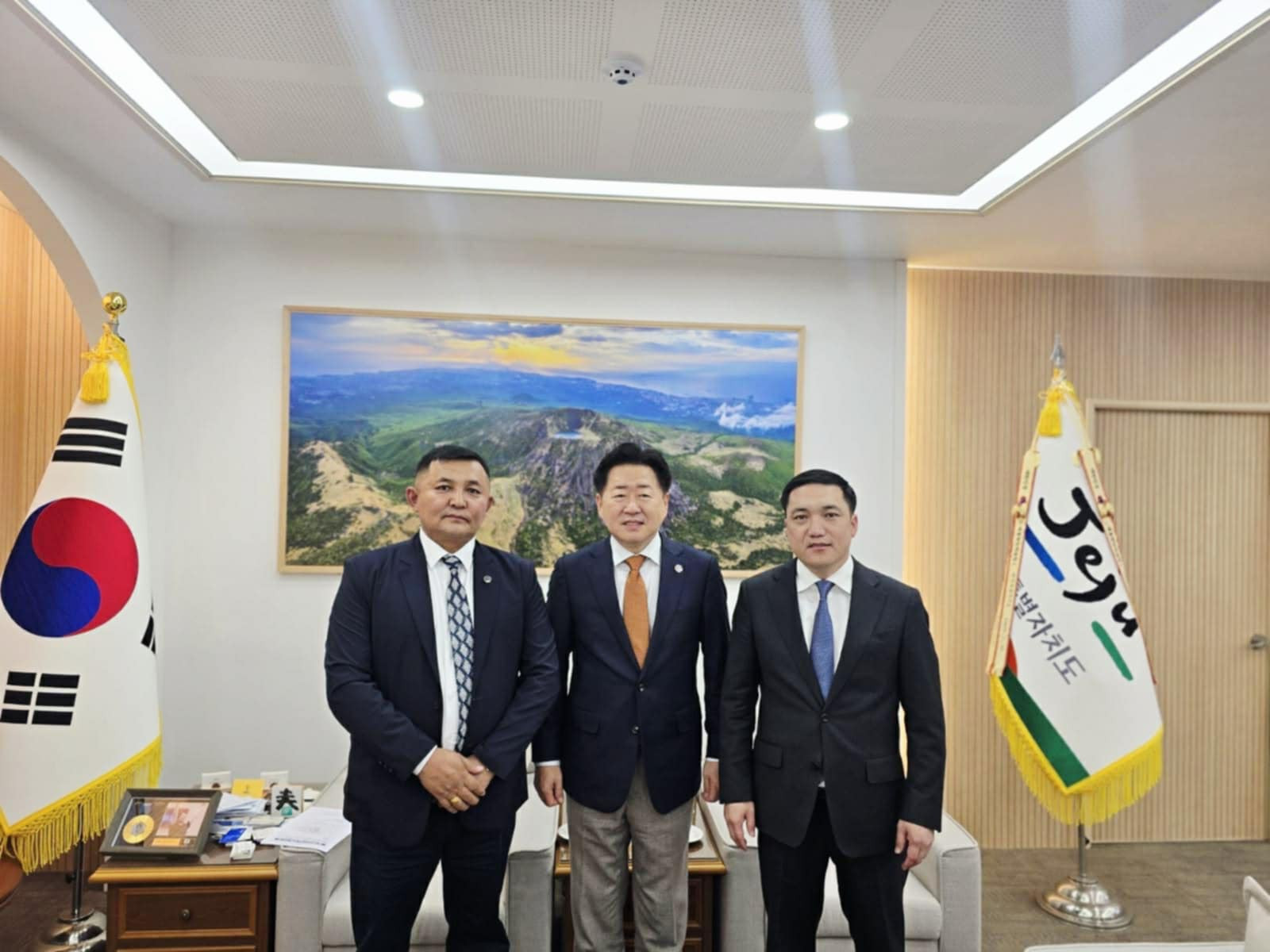 Монгол Улсын хилээр гарахыг хориглосон Өмнөговь аймгийн засаг дарга Н.Энхбат БНСУ-д ажлын айлчлал хийж байгаагаа мэдэгдлээ