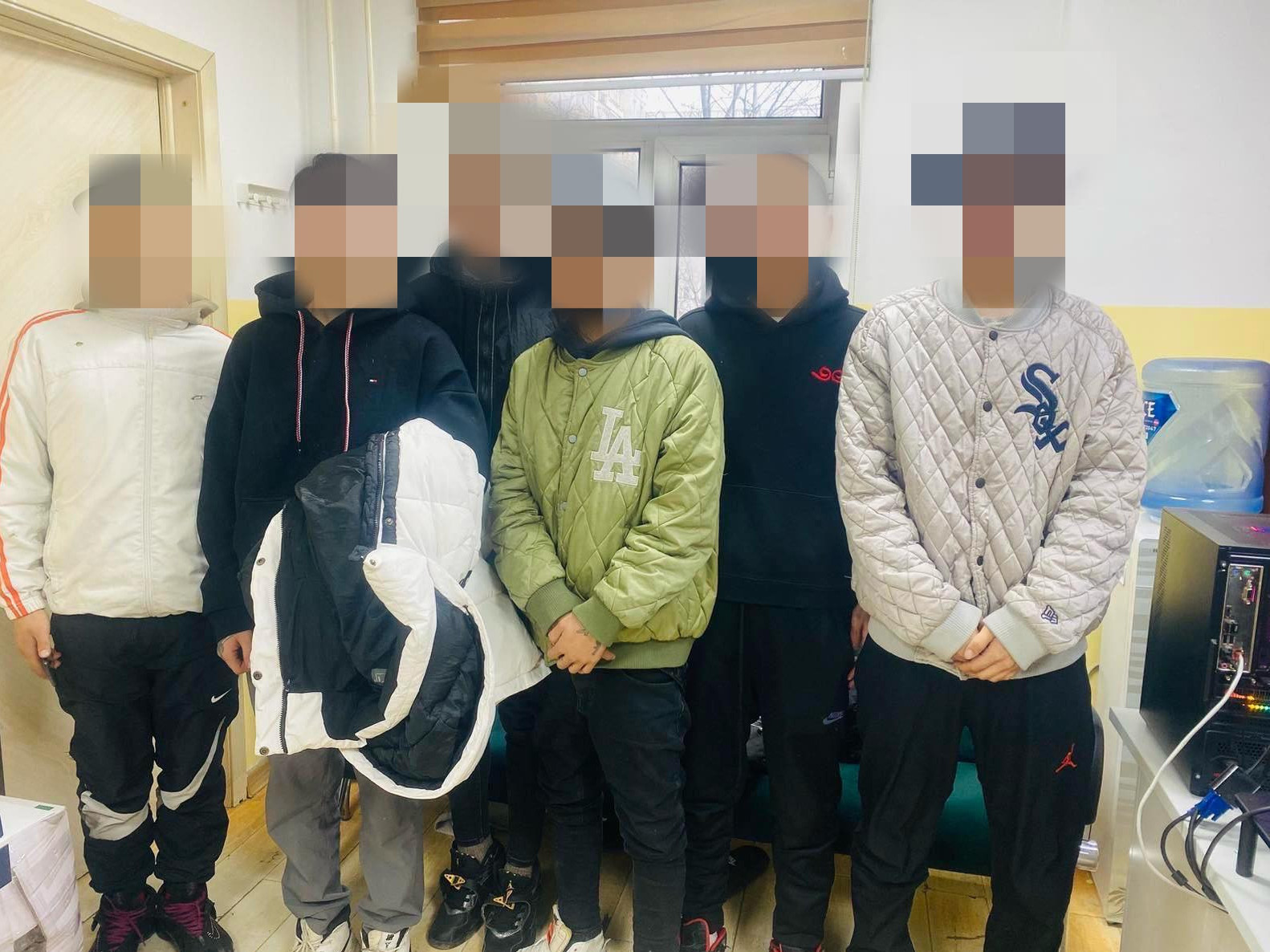 Зам дагуу алхаж байсан эмэгтэйг хүчээр машиндаа суулган бэлгийн хүчирхийлэл үйлдэхийг завдан дээрэмджээ