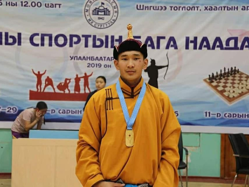 Б.Бат-Өлзий,  Б.Орхонбаяр нарыг өвдөг шороодуулж, "шуугиан дэгдээгээд" байсан сумын заан Д.Мөнхтулга гурвын даваанд өвдөг шороодлоо