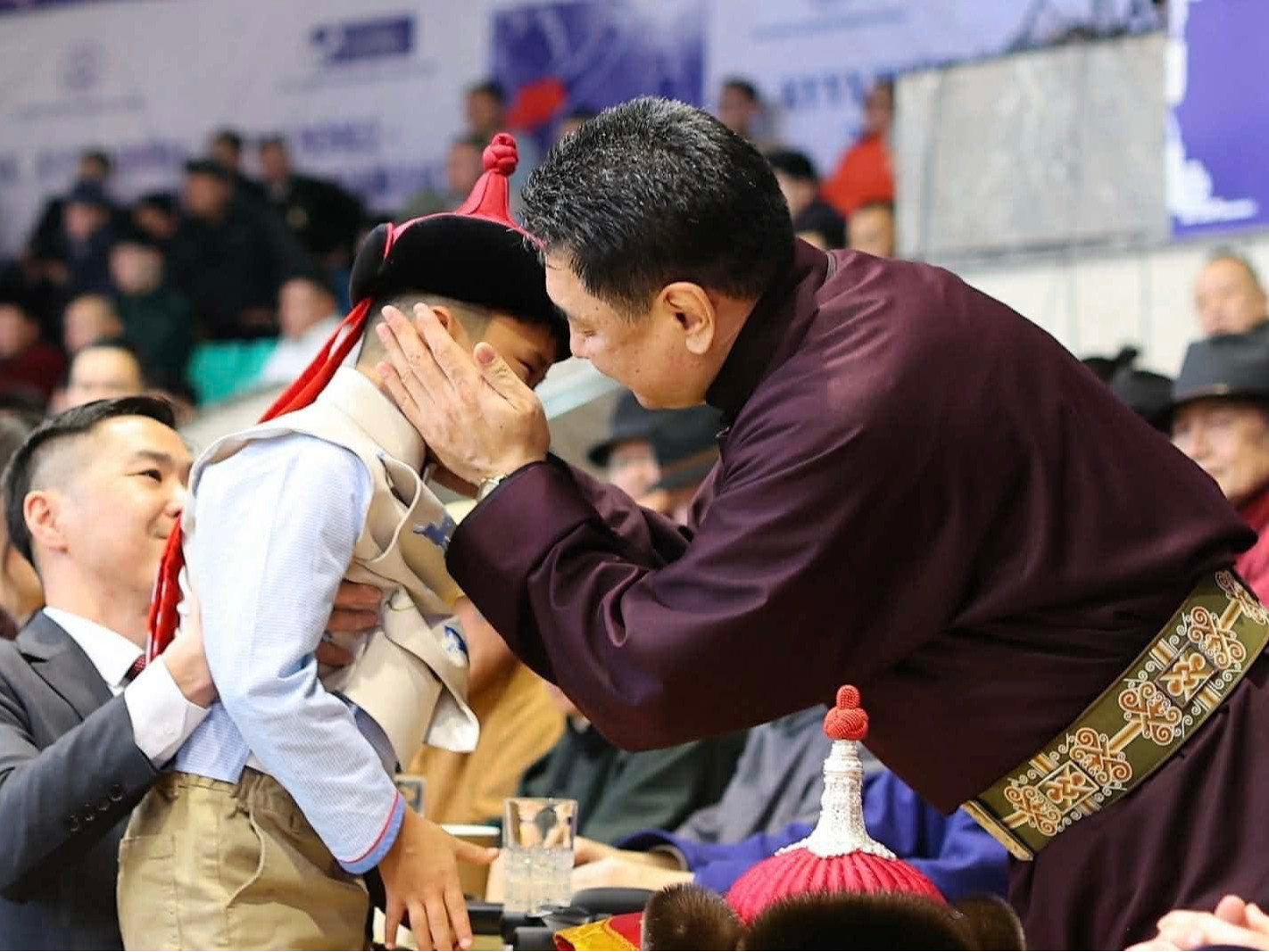 Ерөнхийлөгч У.Хүрэлсүх Улсын начин Ө.Батзул агсны гэр бүлийг Монгол бөхийн өргөөнд урьж, хүүд нь бэлэг гардуулж хүндэтгэл үзүүллээ