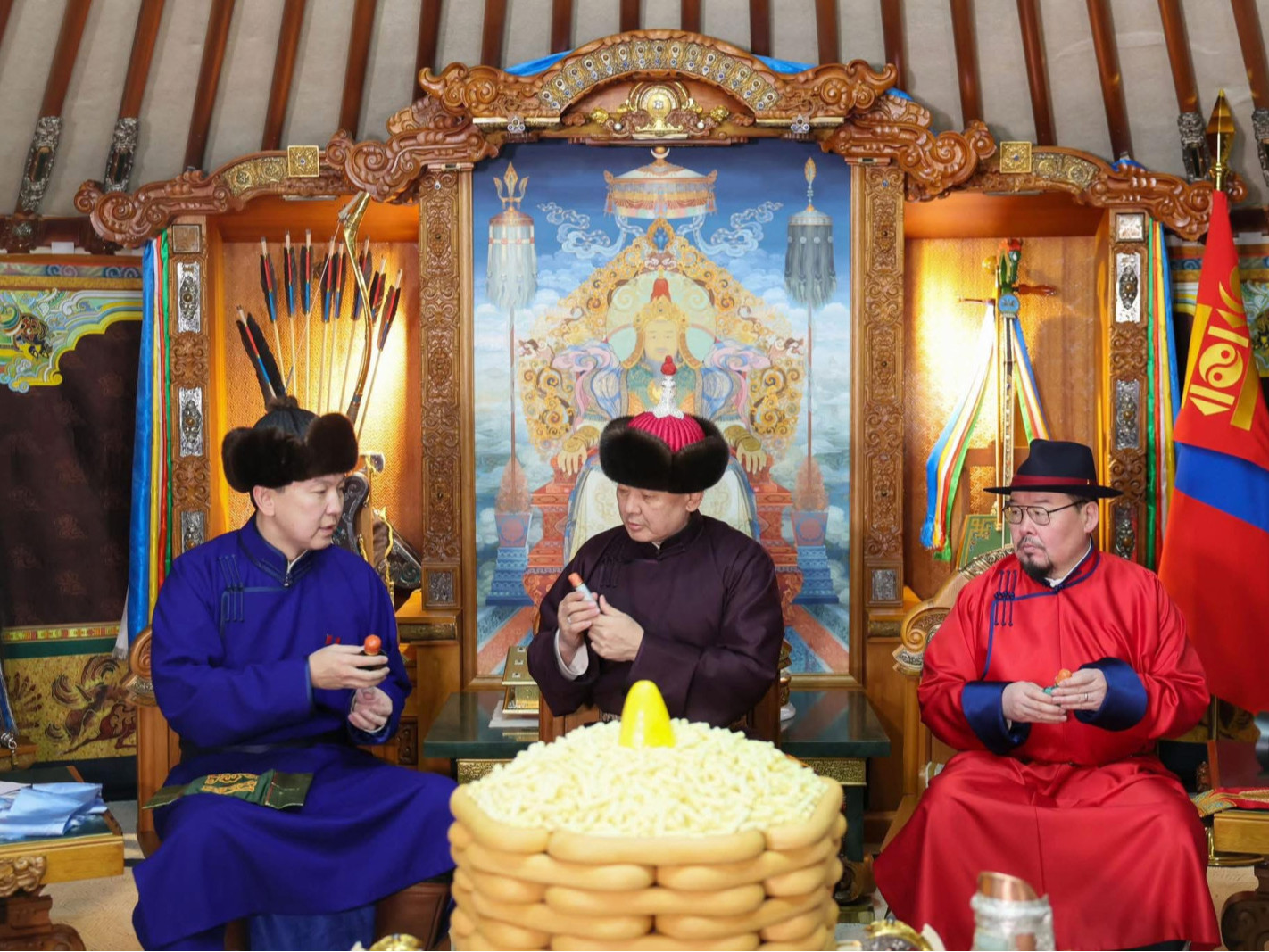 ФОТО: Ерөнхийлөгч У.Хүрэлсүх Есөн хөлт цагаан туганд хүндэтгэл үзүүлж, Төрийн золголт хийлээ