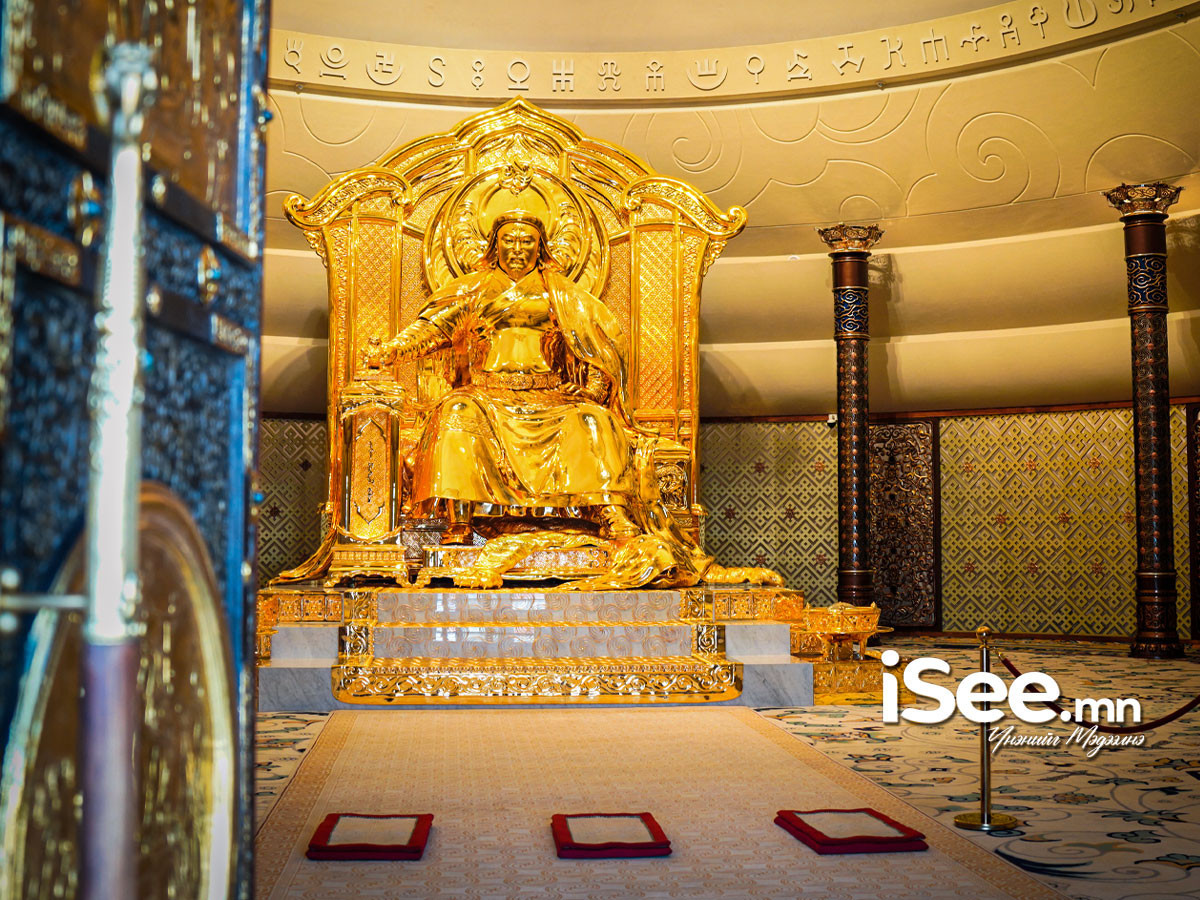 СУРВАЛЖИЛГА: Чингис хааны их шүтээнд монголчууд хүндэтгэл үзүүлдэг ёс тогтож, баярын өдрүүдэд дунджаар 300 мянган хүн музейгээр үйлчлүүлж байна