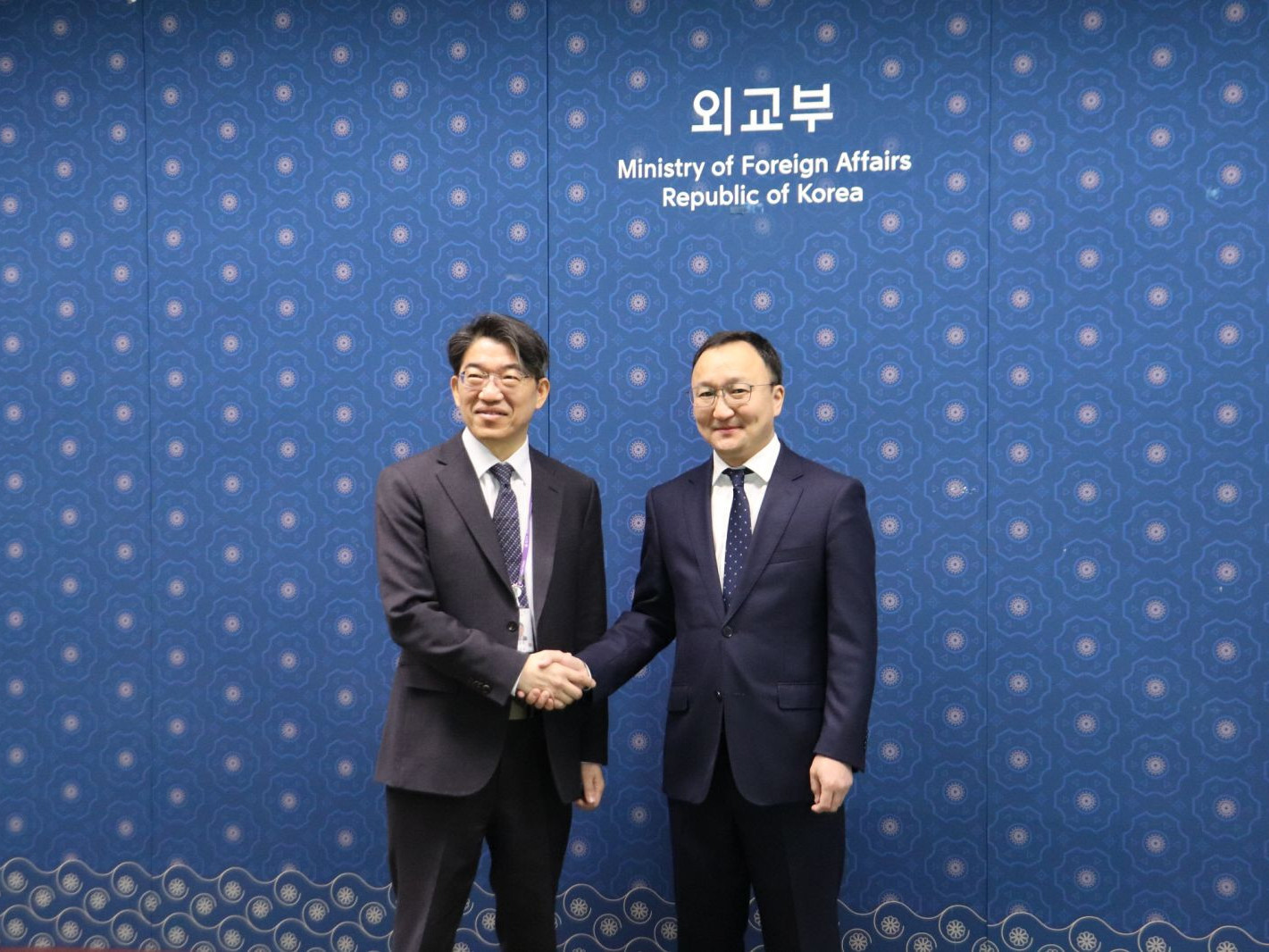 Монгол иргэдийн БНСУ-д зорчих, виз мэдүүлэх нөхцөлийг хөнгөвчлөх талаар санал солилцжээ