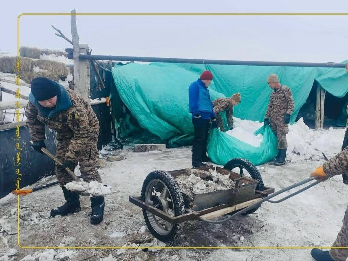 Цэргийн алба хаагчид Дорнод аймгийн Халхгол сумын өвөлжилт хүндэрсэн хэсэгт ажиллаж байна 