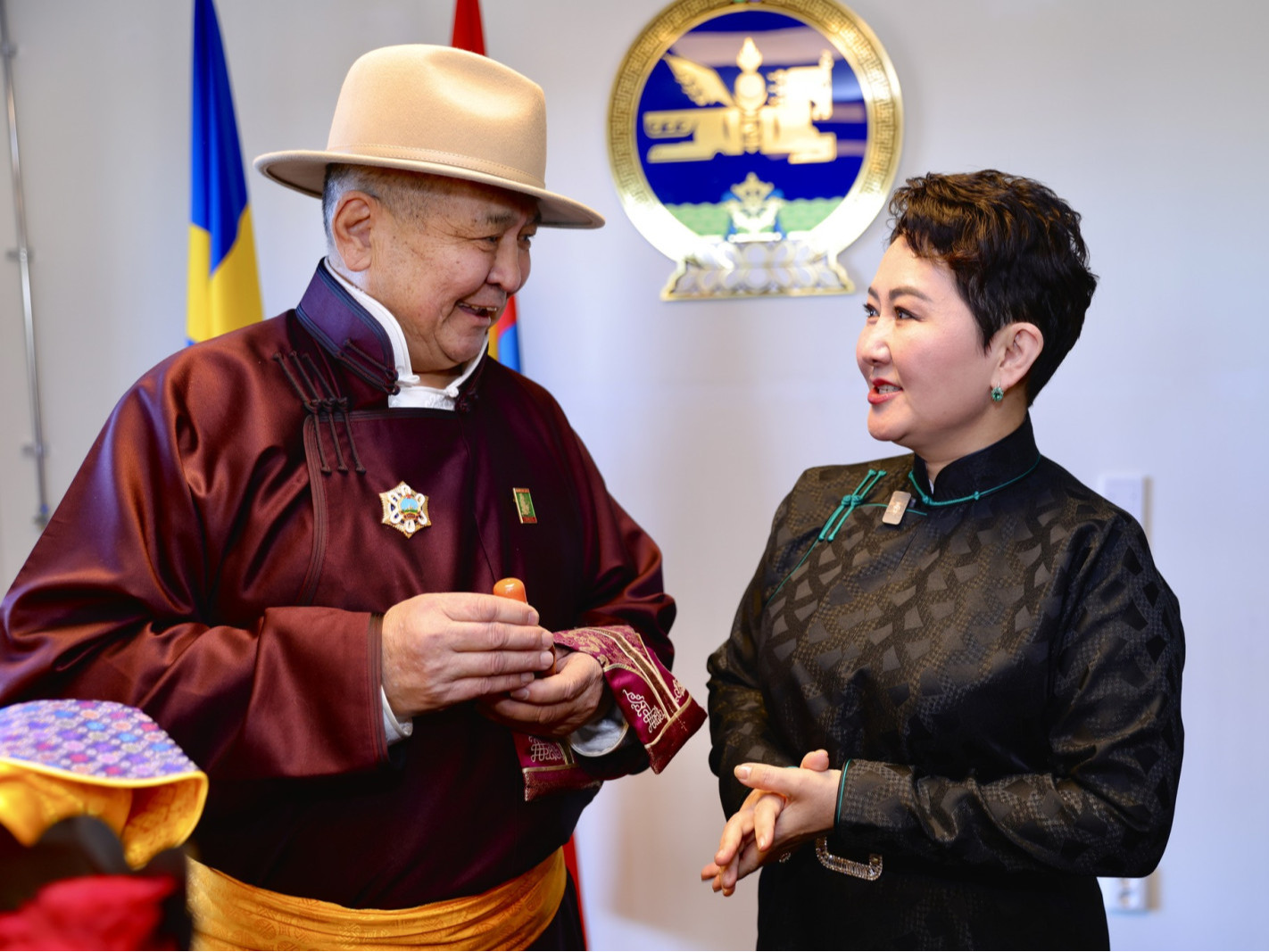 ГХ-ны сайд Б.Батцэцэг Швед Улсад оршин суугаа монгол иргэдийн төлөөлөлтэй уулзаж, одон медаль гардуулжээ