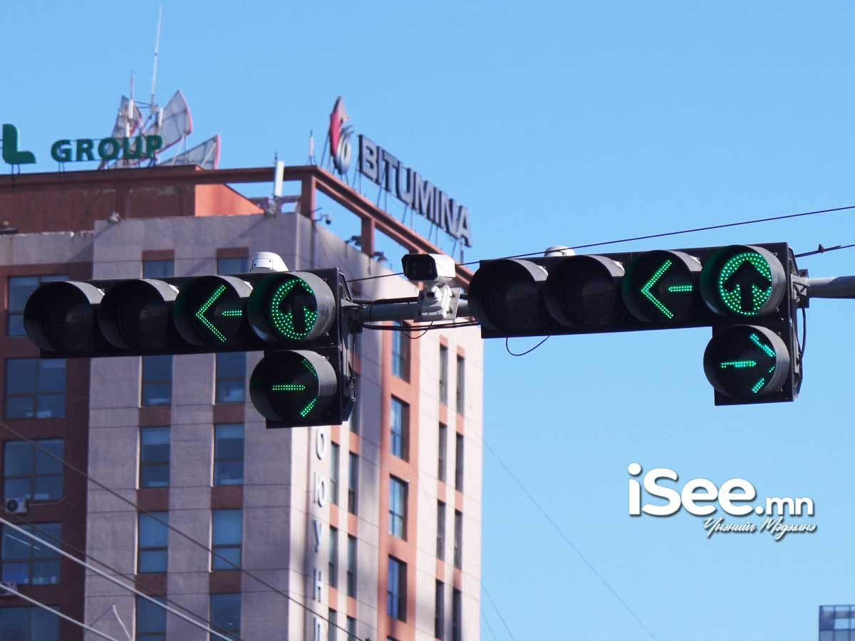 ВИДЕО: Зарим хүмүүсийн бизнес болсон замын гэрлэн дохио Улаанбаатарын түгжрэлийн нэг шалтгаан болж байна