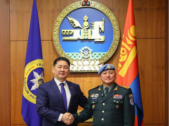 Ерөнхийлөгч У.Хүрэлсүх хошууч генерал Б.Эрдэнэбатыг хүлээн авч уулзлаа