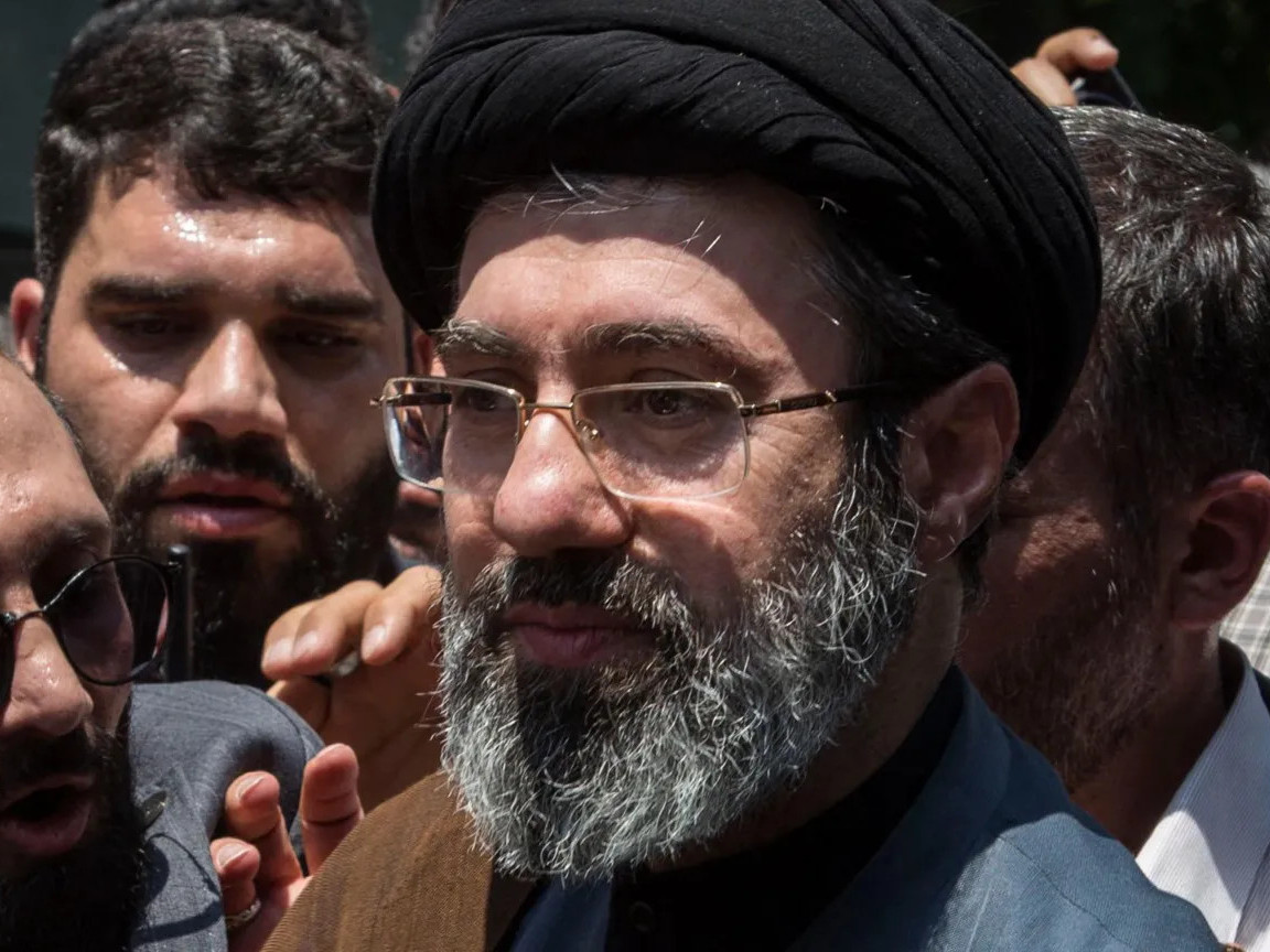 Иранчууд Можтаба Хаменеигийн засгийн эрхэнд гарсантай холбогдуулан гүнзгий хуваагджээ