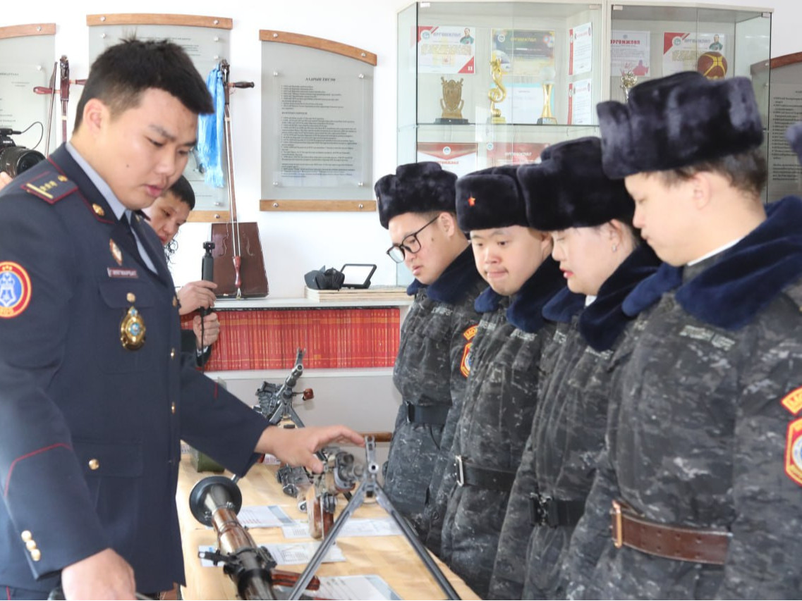 Дауны хам шинжтэй хүүхдүүд мөрөөдлөө биелүүлж, нэг өдрийг Дотоодын цэргийн 805 дугаар ангид өнгөрүүллээ