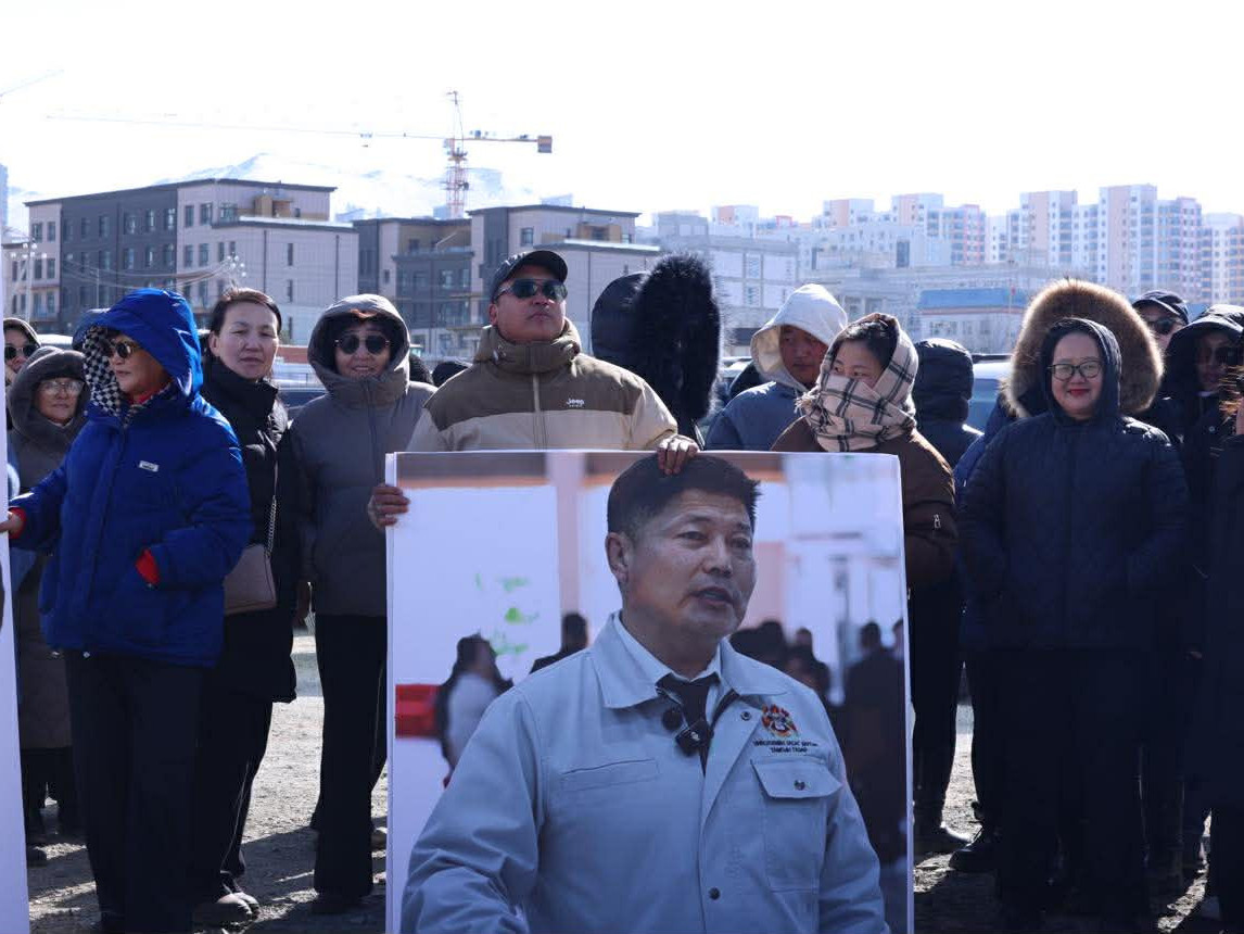 ФОТО: Жагсагчид Хотын дарга Х.Нямбаатарт шаардлага хүргүүлж, уулзахыг шаардлаа