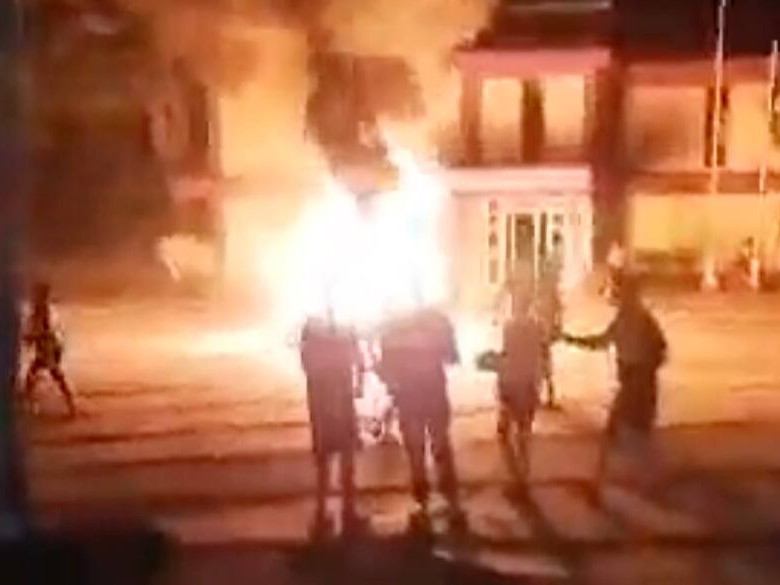 ВИДЕО: Кубад эрчим хүчний хямрал гүнзгийрч, жагсагчид Коммунист намын төв байр руу дайрчээ