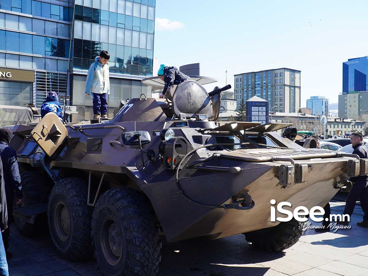 ФОТО: Зэвсэгт хүчний 105 жилийн ойд зориулсан зэвсэг, техникийн үзэсгэлэн Сүхбаатарын талбайд болж байна