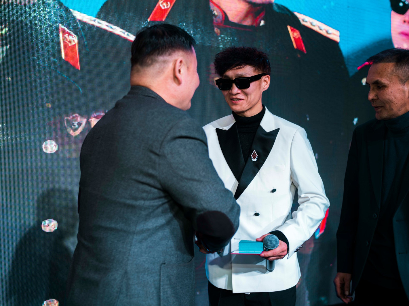 “Мистер” хамтлаг 30 жилийн дараа "Соёлын тэргүүний ажилтан" цол тэмдгээр шагнуулжээ