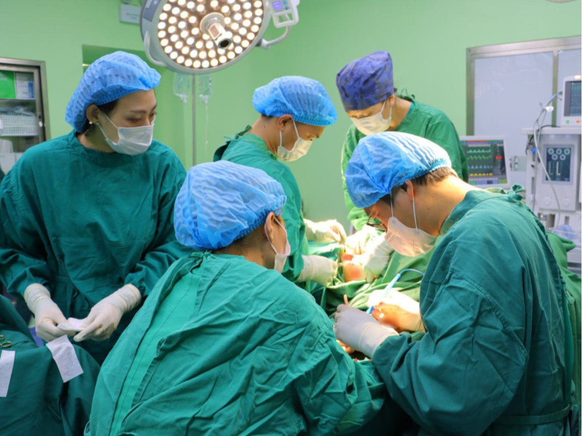 Орон нутгийн эмч нар цээжний хөндийн битүү гэмтэл, хавирганы хугарал бэхлэх мэс засал хийж эхэллээ