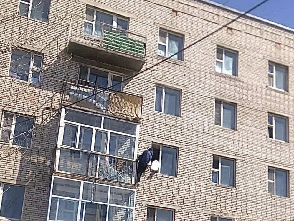 СЭРЭМЖЛҮҮЛЭГ: Цонхоор унах эрсдэлтэй байсан бага насны хүүхдүүдийг аварсан эрэгтэй Онцгой байдлын алба хаагч байжээ