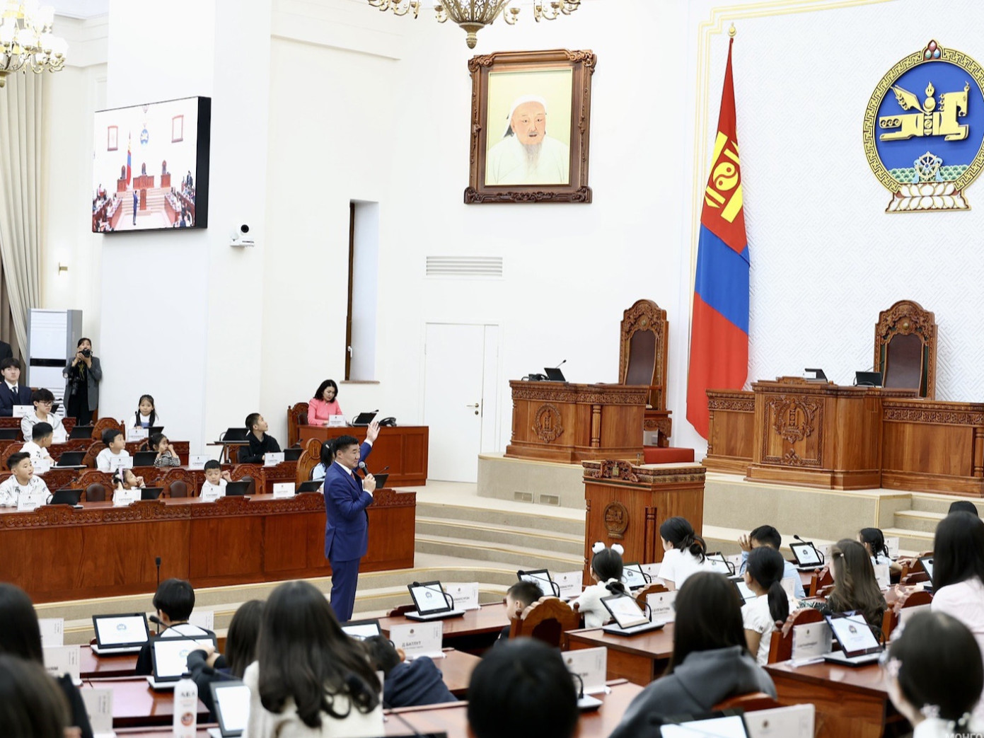 Төрийн түшээдийн хүүхдийн баяраар мэндчилгээ дэвшүүлдэг уламжлал энэ жил алдагдсан нь гурван настай хүүхэд амь эрсэдсэнтэй холбоотой байж магадгүй 