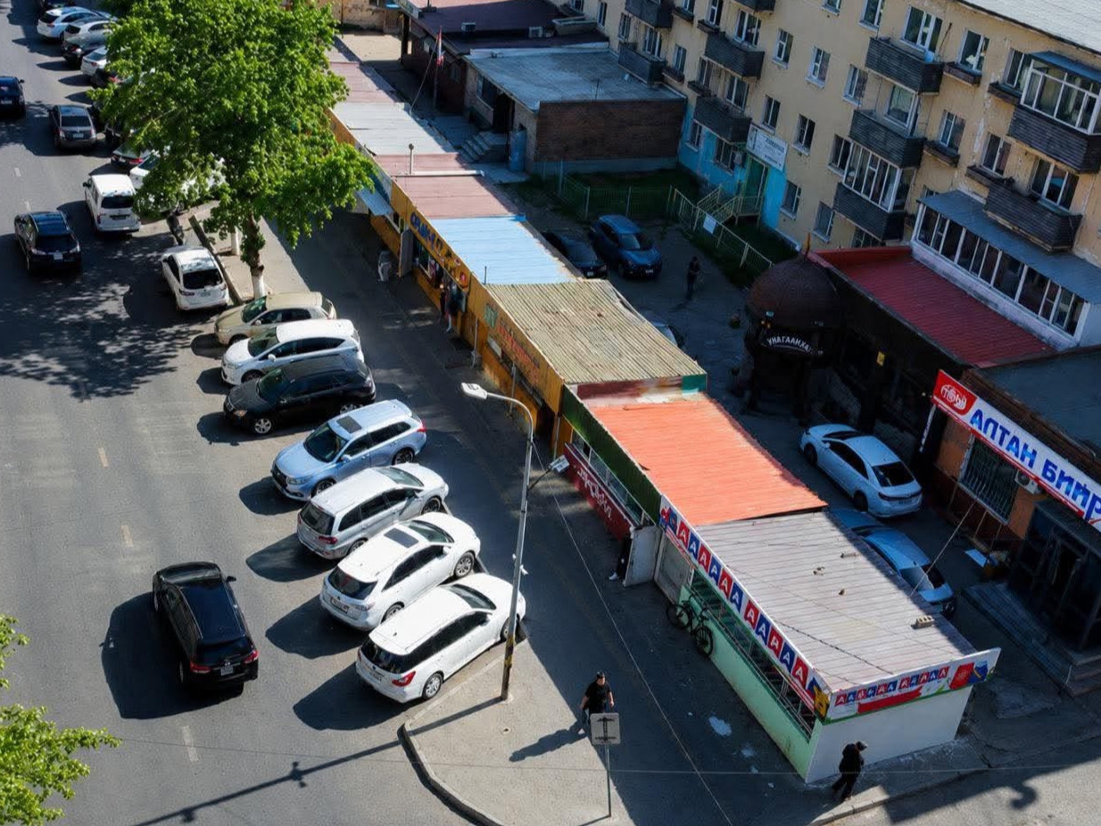 Баруун Сэлбийн гудамж дахь нийтийн эзэмшлийн талбайг тохижуулах ажил үргэлжилж байна