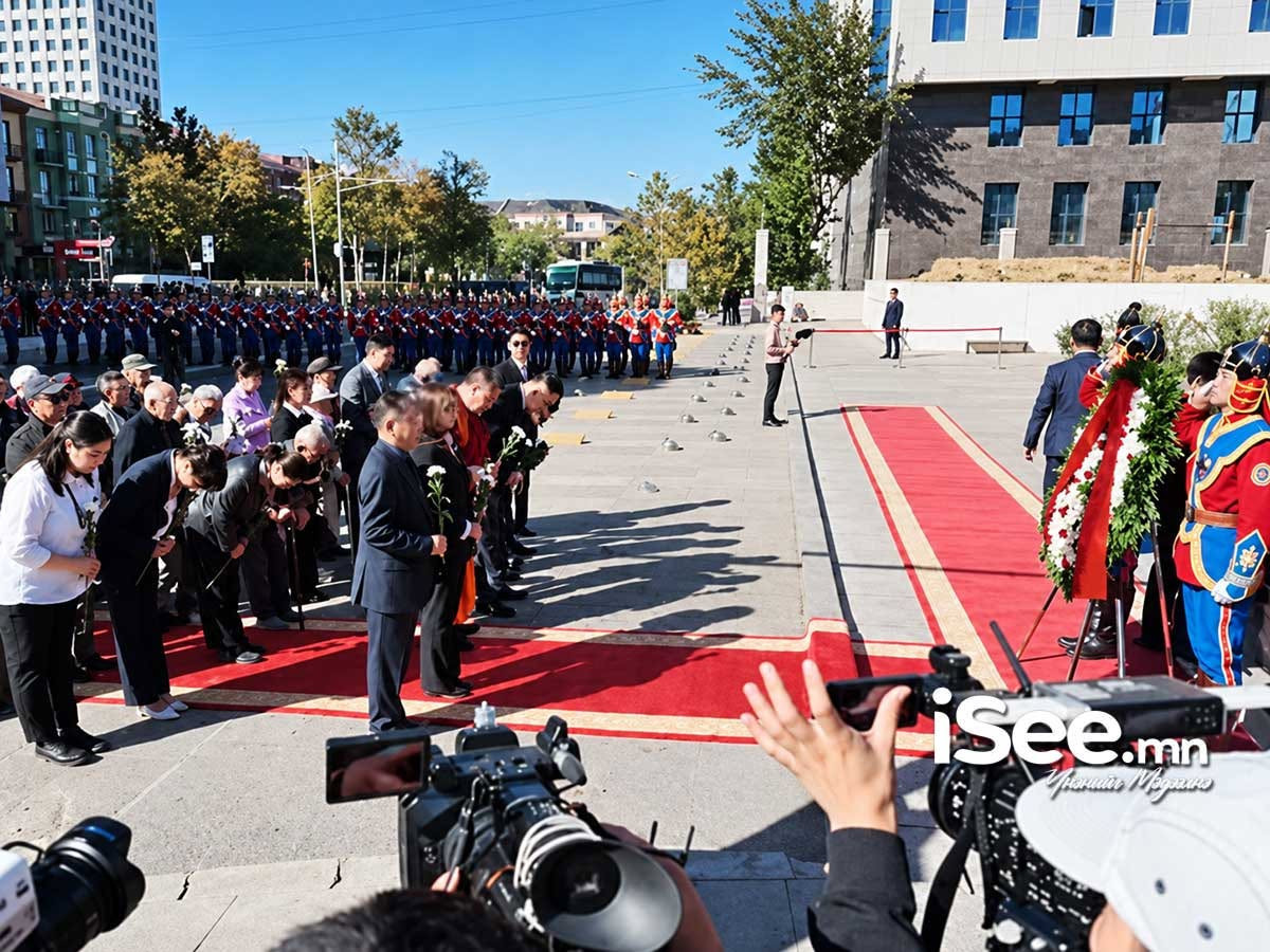 ФОТО: Улс төрийн хилс хэрэгт хэлмэгдэгсдийн дурсгалыг хүндэтгэж УИХ-ын гишүүд цэцэг өргөлөө